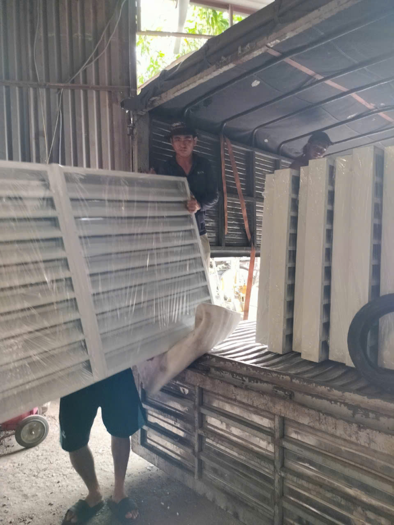 Vận Chuyển Cửa Chớp Tôn