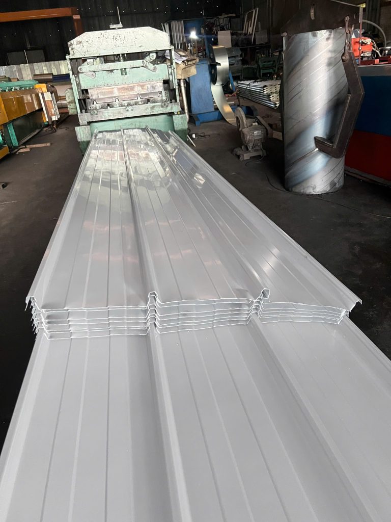 Tôn Cliplock 1000 – Tấm Lợp Mái Không Lộ Ốc Vít, Chống Dột 2 Tôn Cliplock 4 Sóng