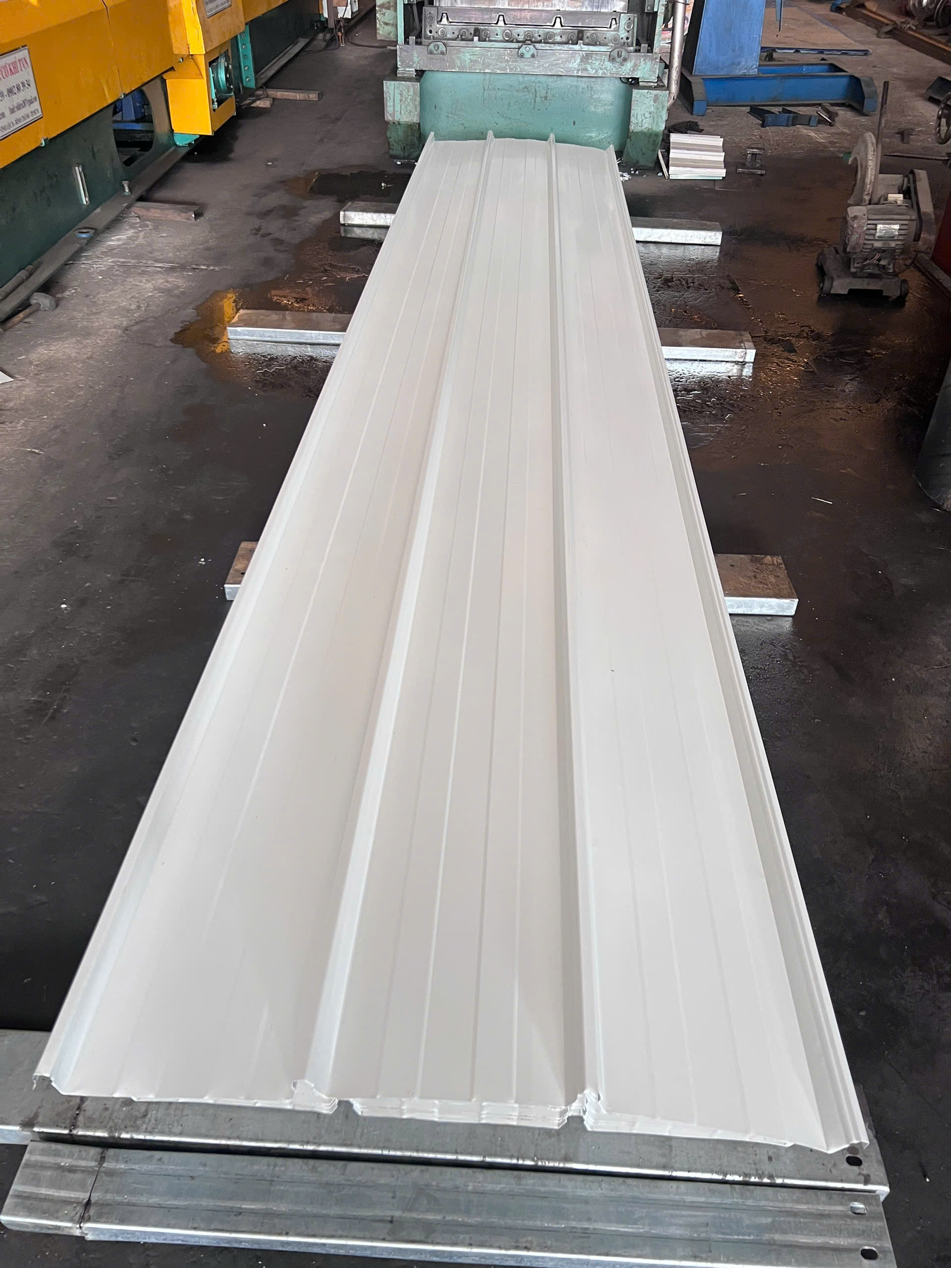 Tôn Kliplock 970 – Dòng Tôn Lợp Cao Cấp Được Ưa Chuộng 1 Tôn Cliplock 945mm