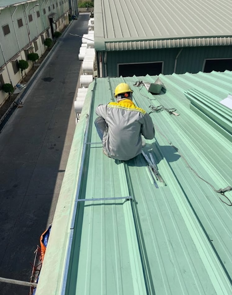 Tiến hành lắp đặt tôn Seamlock