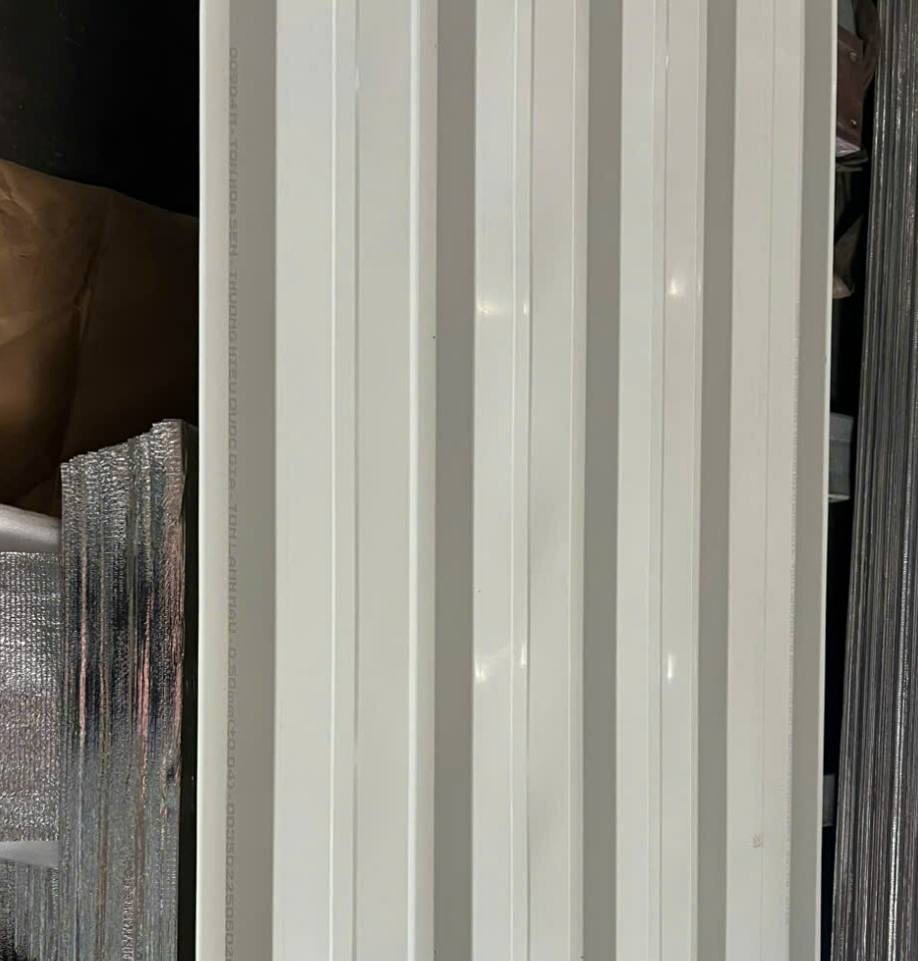 Giá tôn màu trắng sữa