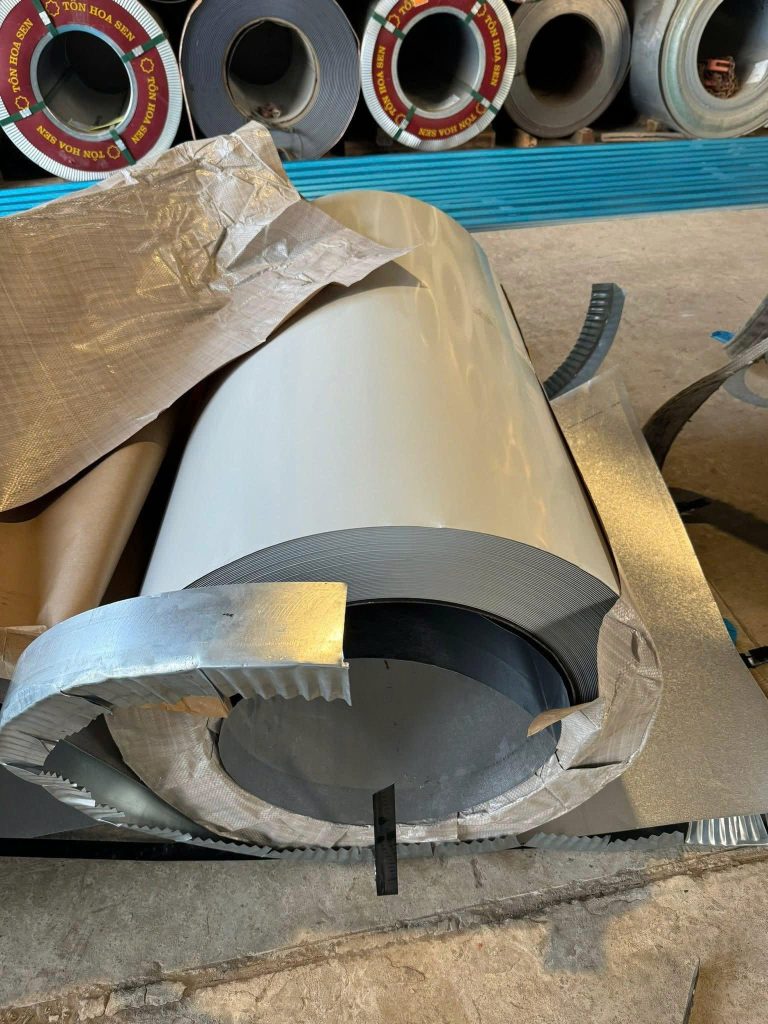 Tôn màu trắng sữa