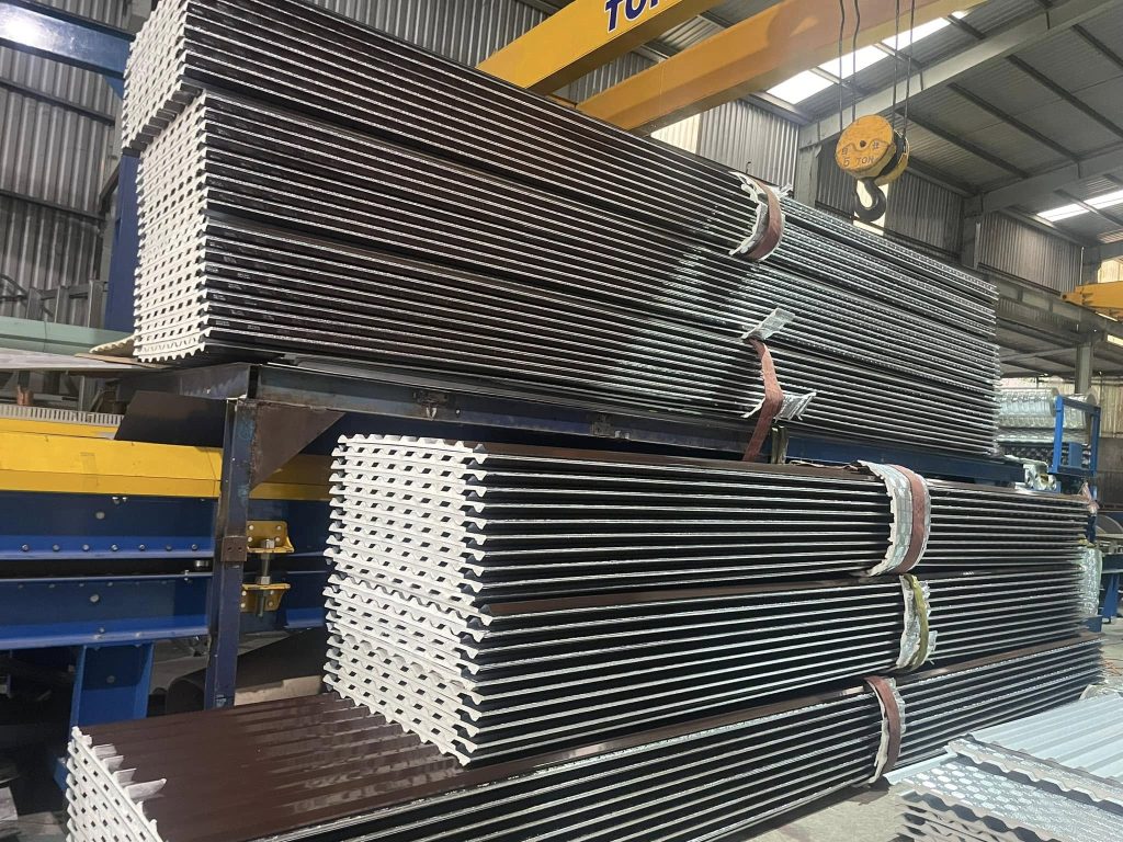 Thi công Tôn cách nhiệt đông á 