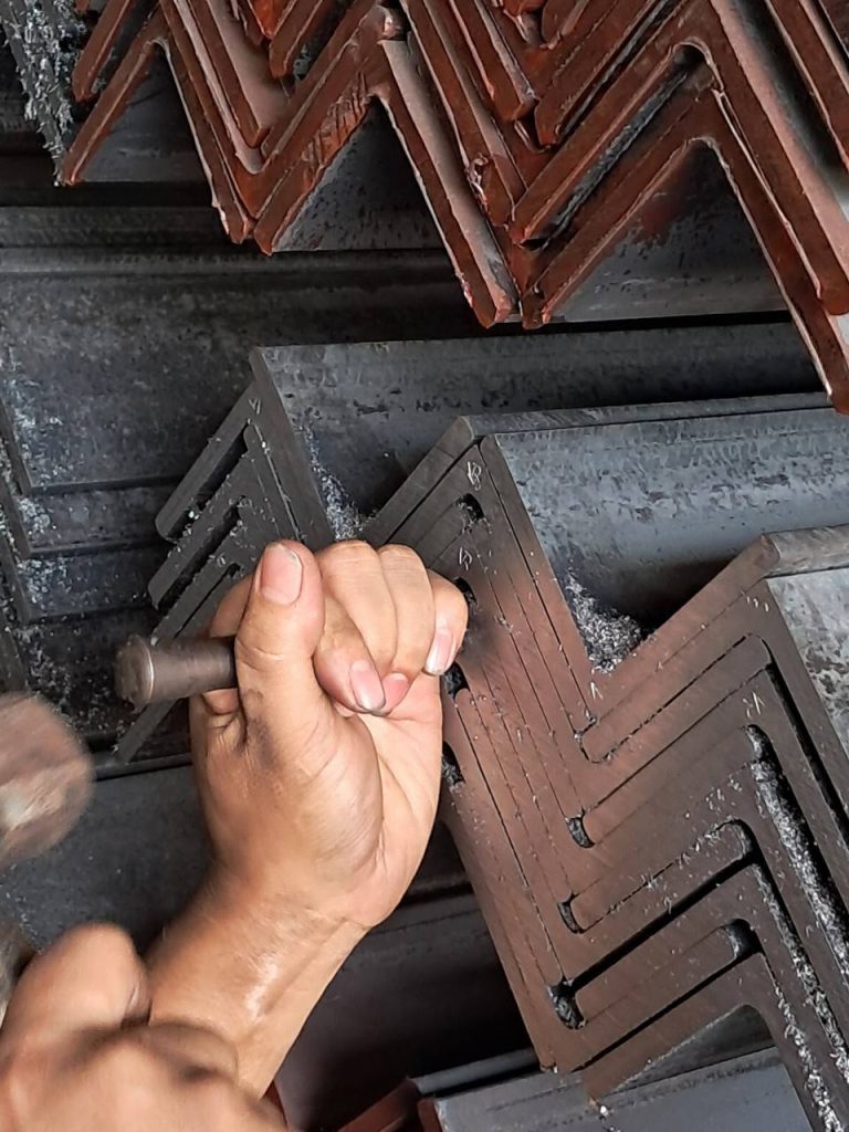 Yếu tố ảnh hưởng giá Thép V mạ kẽm nhúng nóng