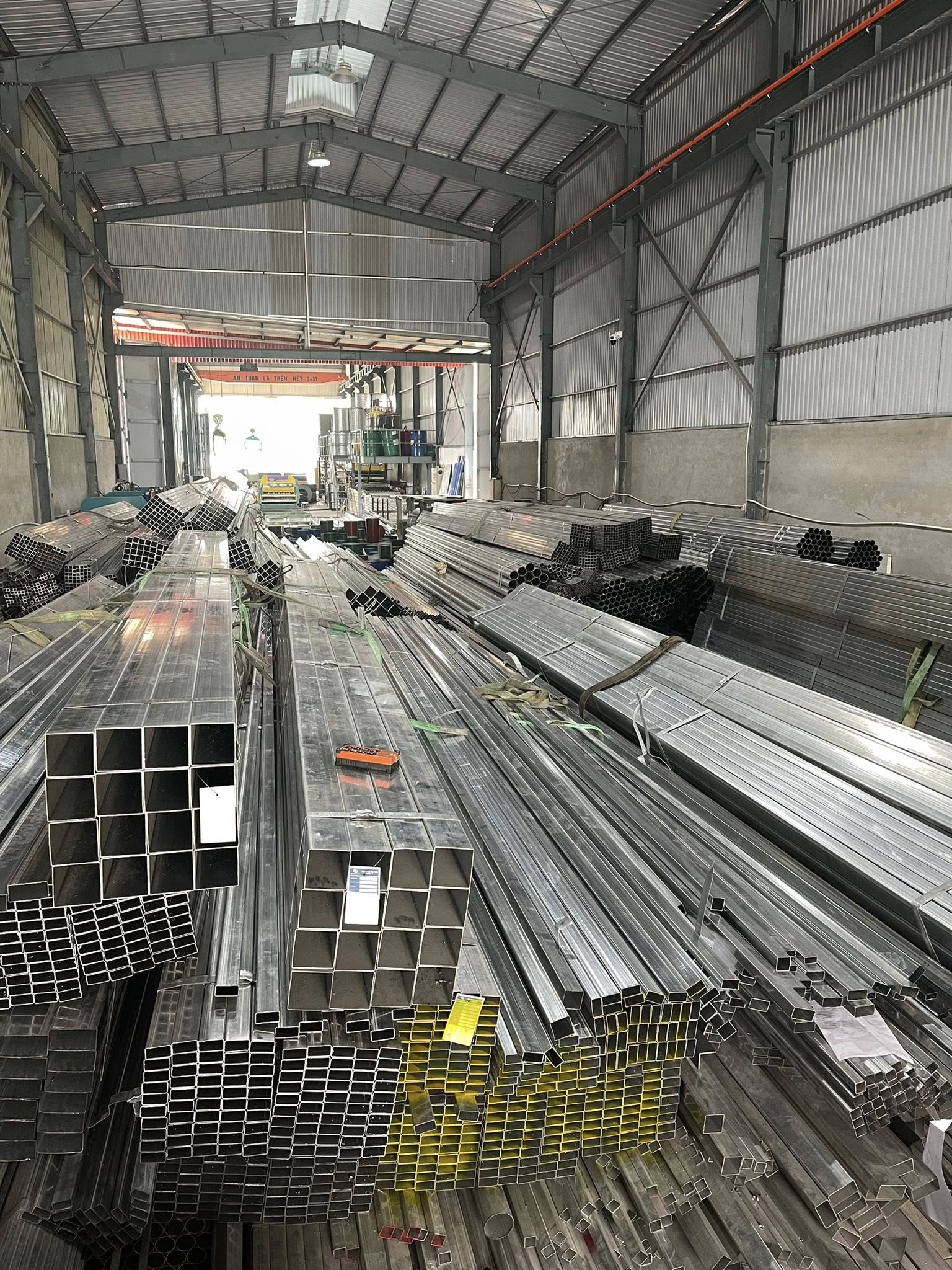 Sắt Hộp Cũ Thanh Lý Giá Rẻ – Hàng Đẹp, Có Sẵn Tại Kho 1 Sắt Hộp Cũ