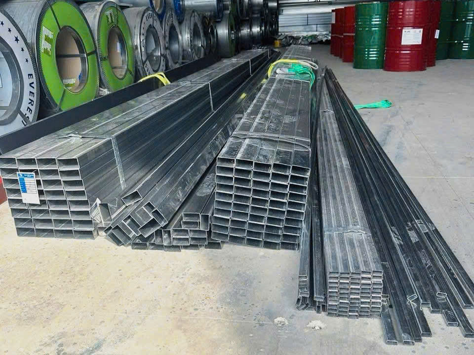 Sắt Hộp Cũ Thanh Lý Giá Rẻ – Hàng Đẹp, Có Sẵn Tại Kho 2 Sắt Hộp Cũ