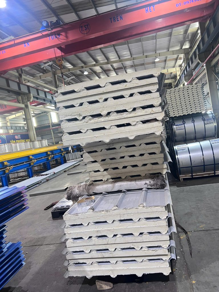 Tôn Chống Nóng Là Gì? Top 4 Loại Tôn Cách Nhiệt Tốt Nhất 4 panel cach nhiet PU 5 song