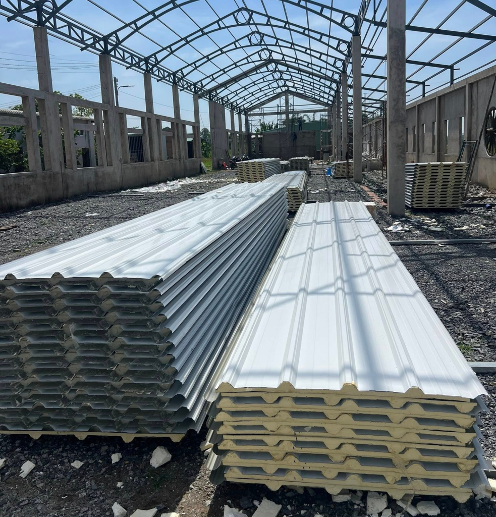 Báo Giá Tôn Xốp Hoa Sen | Bảng Giá Mới Nhất Theo Quy Cách 4 ung dung ton xop hoa sen