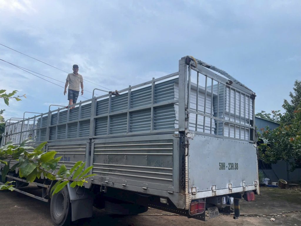 Giá Tôn Xốp Đông Á Mới Nhất – Đầy Đủ Quy Cách, Giá Thành Cạnh Tranh 5 van chuyen ton xop dong a