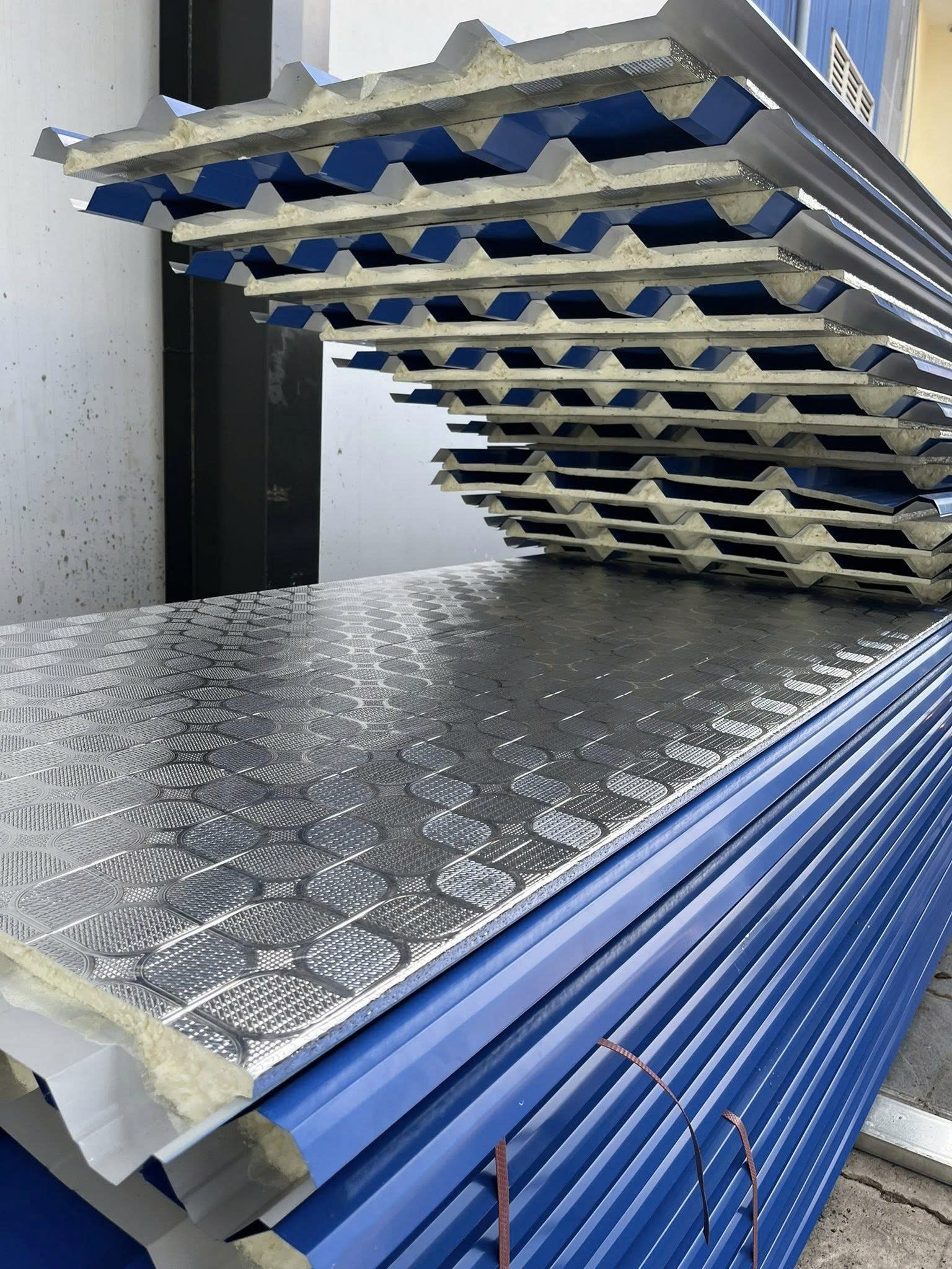 Giá Tôn Cách Nhiệt Tại Quận 3 - Giá Tốt, Chất Lượng Cao 1 Tôn Cách Nhiệt