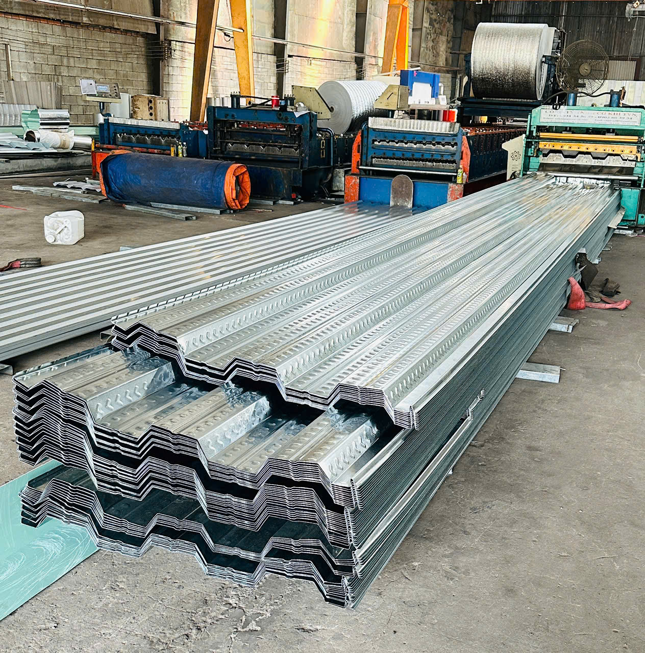 Quy Trình Sản Xuất Tôn Deck 1 Ly Trong Thực Tế