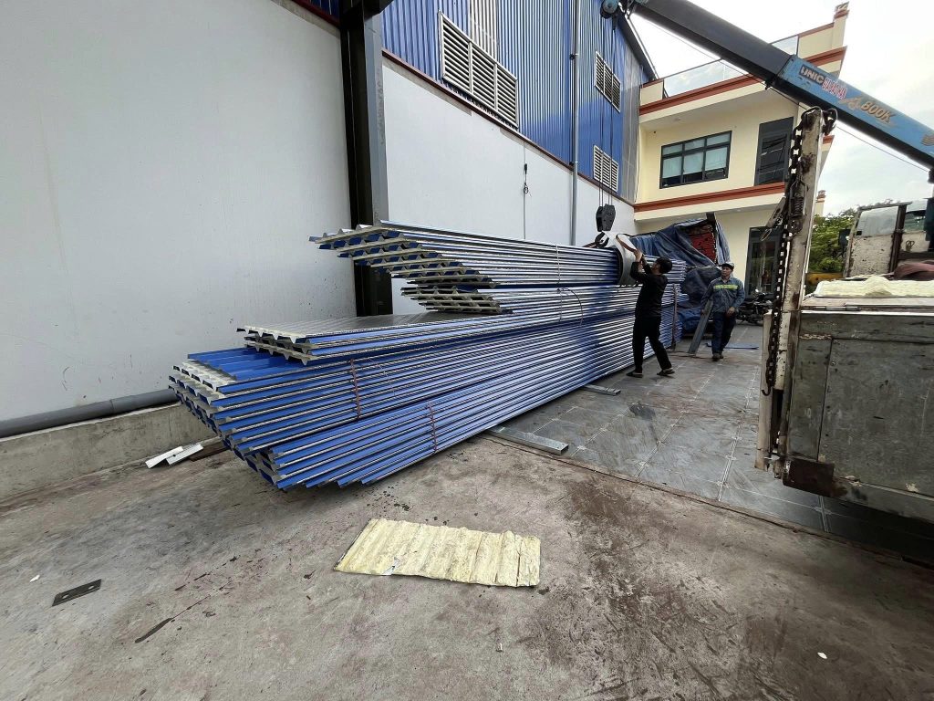 Giá Tôn Cách Nhiệt Tại Quận 11 - Chống Nóng & Cách Âm Hiệu Quả 6 Ứng Dụng Tôn Cách Nhiệt Tại Quận 11 Cho Nhà Xưởng