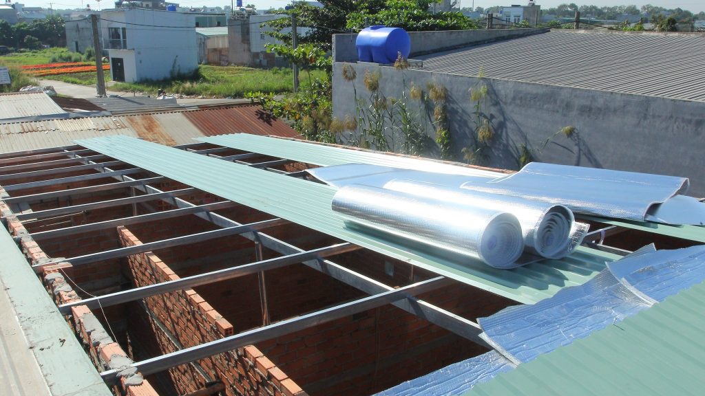 Lắp đặt tấm cách nhiệt 2 mặt bạc dưới mái tôn