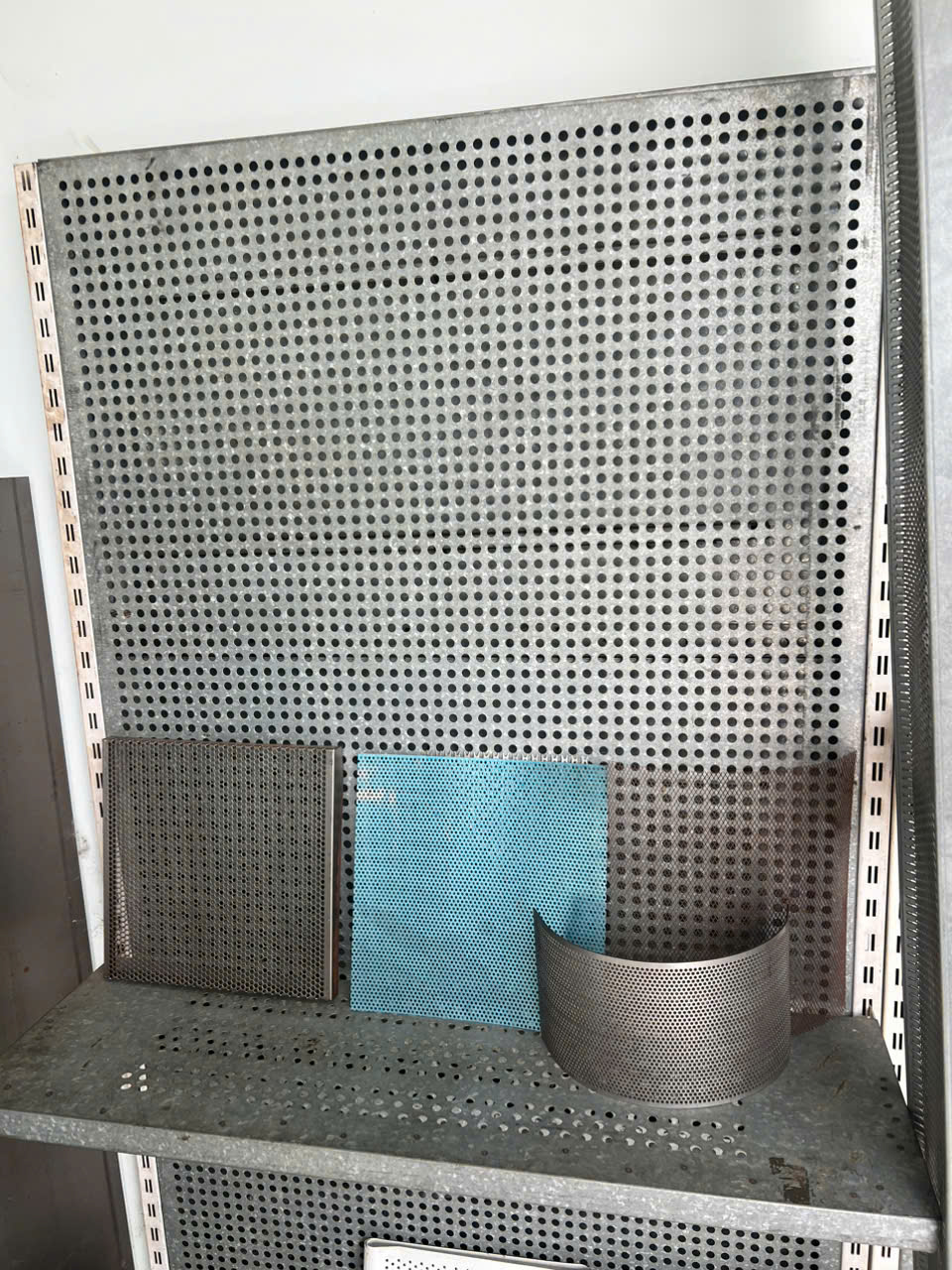 Tổng Quan Về Tôn Đục Lỗ Mạ Kẽm – 4 Tiêu Chí Chọn Độ Dày Tôn Phù Hợp 1 Tôn đục lỗ mạ kẽm