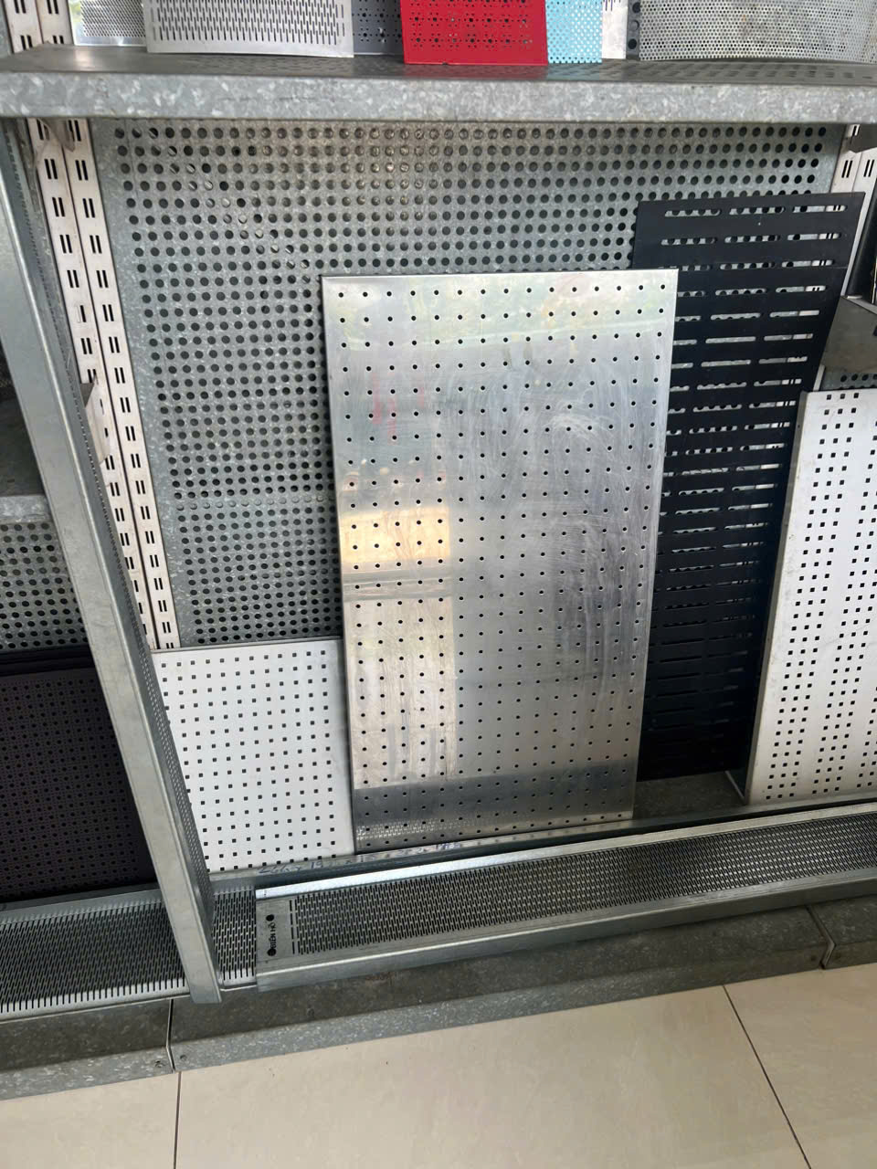Tấm tôn đục lỗ