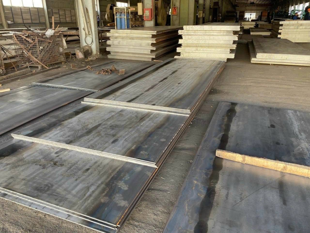 Thép Tấm Q355 Chính Hãng – Báo Giá Mới Nhất, Đầy Đủ Quy Cách 2 Thép tấm Q355 chất lượng cao bề mặt phẳng, độ bền vượt trội, phù hợp gia công cơ khí và kết cấu thép công nghiệp.