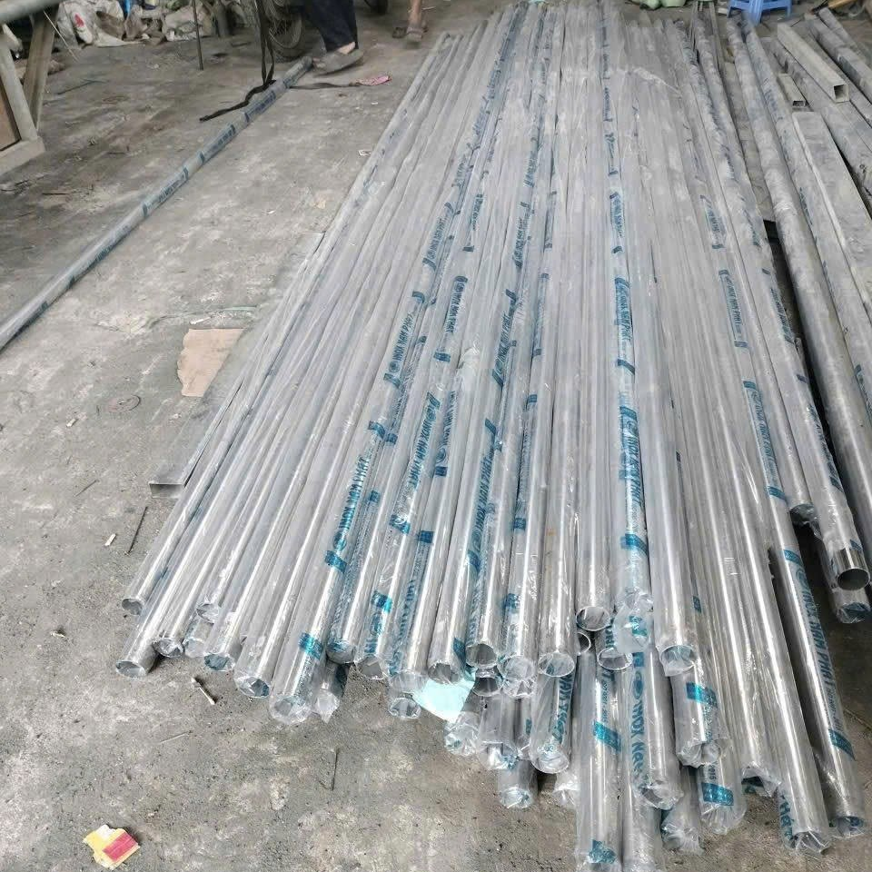 Ống Inox Tròn Phi 38 – Phân Tích Chi Tiết, Báo Giá Và Giải Pháp Lựa Chọn 2 Ống inox tròn phi 38 chất liệu inox 304, 201, 316 bề mặt sáng bóng, chống gỉ sét, phù hợp thi công lan can, tay vịn, nội thất và công trình dân dụng.
