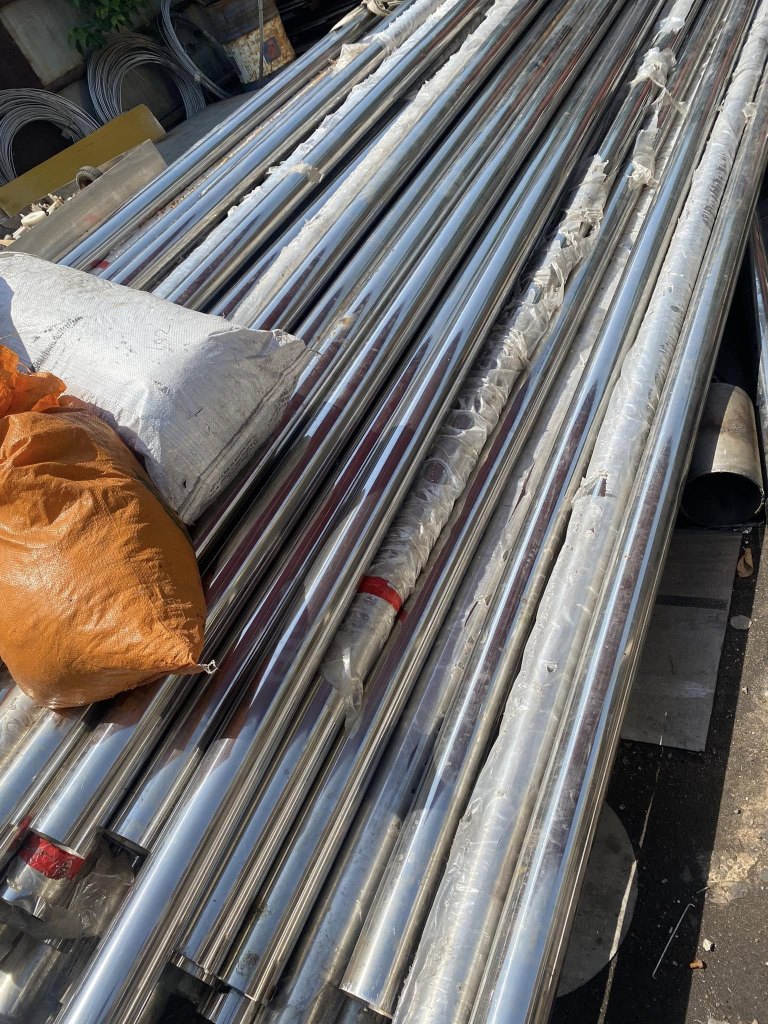 Ống inox tròn phi 76 bề mặt sáng bóng, độ bền cao, phù hợp thi công lan can, kết cấu và hệ thống công nghiệp.