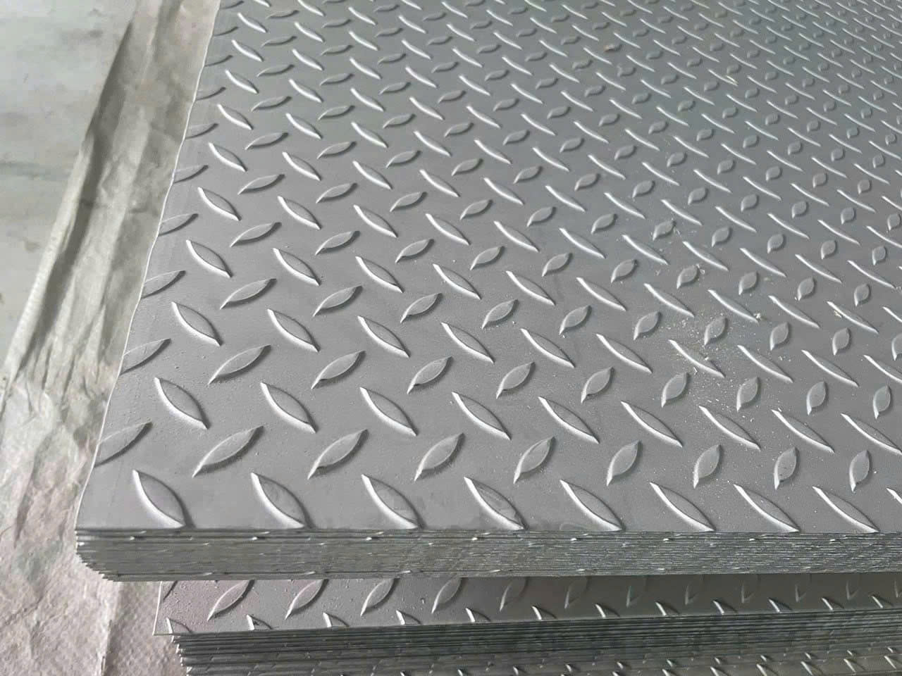 Tấm Inox Dập Gân: Cấu Tạo, Bảng Giá Và Ứng Dụng Thực Tế Mới Nhất 2026 1 Tấm Inox dập gân