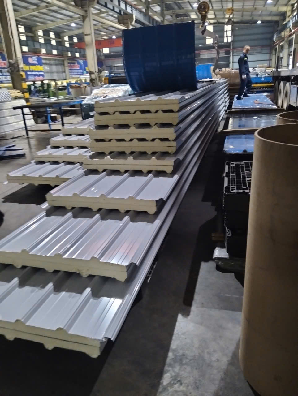 Tôn Cách Nhiệt PU 40mm - Vũ Khí Chống Nóng Vượt Trội & Báo Giá Chi Tiết 2026 1 Tôn cách nhiệt PU 40mm