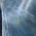 Tôn Lỗ Inox: Bỏ Túi Quy Tắc Vàng Giúp Chọn Mác Thép Và Thi Công Chuẩn 100%