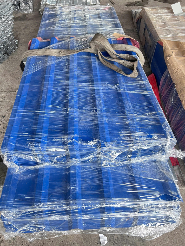Tôn Màu 4 Dem Là Gì? Bảng Giá, Thông Số Kỹ Thuật & Kinh Nghiệm Chọn Mua 2 image 2 768x1024 1