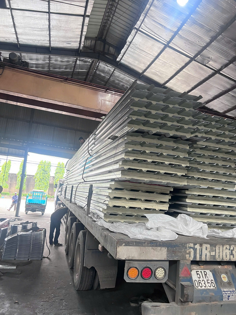 Tôn Cách Nhiệt PU 50mm: Giải Pháp Chống Nóng Tuyệt Đối Cho Mọi Công Trình 2 image 29 768x1024 1