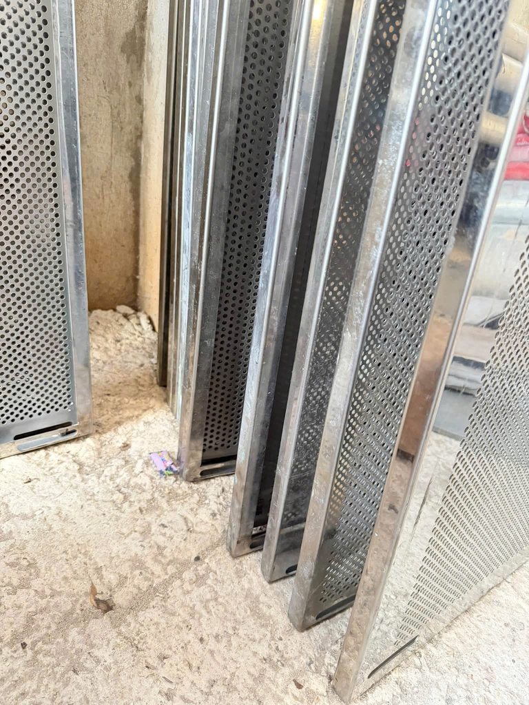 Tôn Lỗ Inox: Bỏ Túi Quy Tắc Vàng Giúp Chọn Mác Thép Và Thi Công Chuẩn 100% 3 image 46 768x1024 1