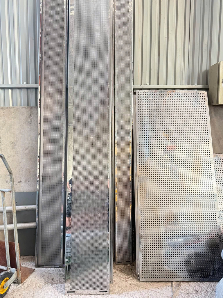 Tôn Lỗ Inox 304: Đặc Điểm, Quy Cách, Ứng Dụng Và Báo Giá Mới Nhất 3 image 48 768x1024 1