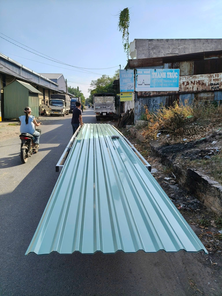Tôn AZ70 Là Gì? Cẩm Nang Toàn Diện Về Đặc Tính, Ứng Dụng Và Bí Quyết Lựa Chọn 3 image 31 768x1024 1