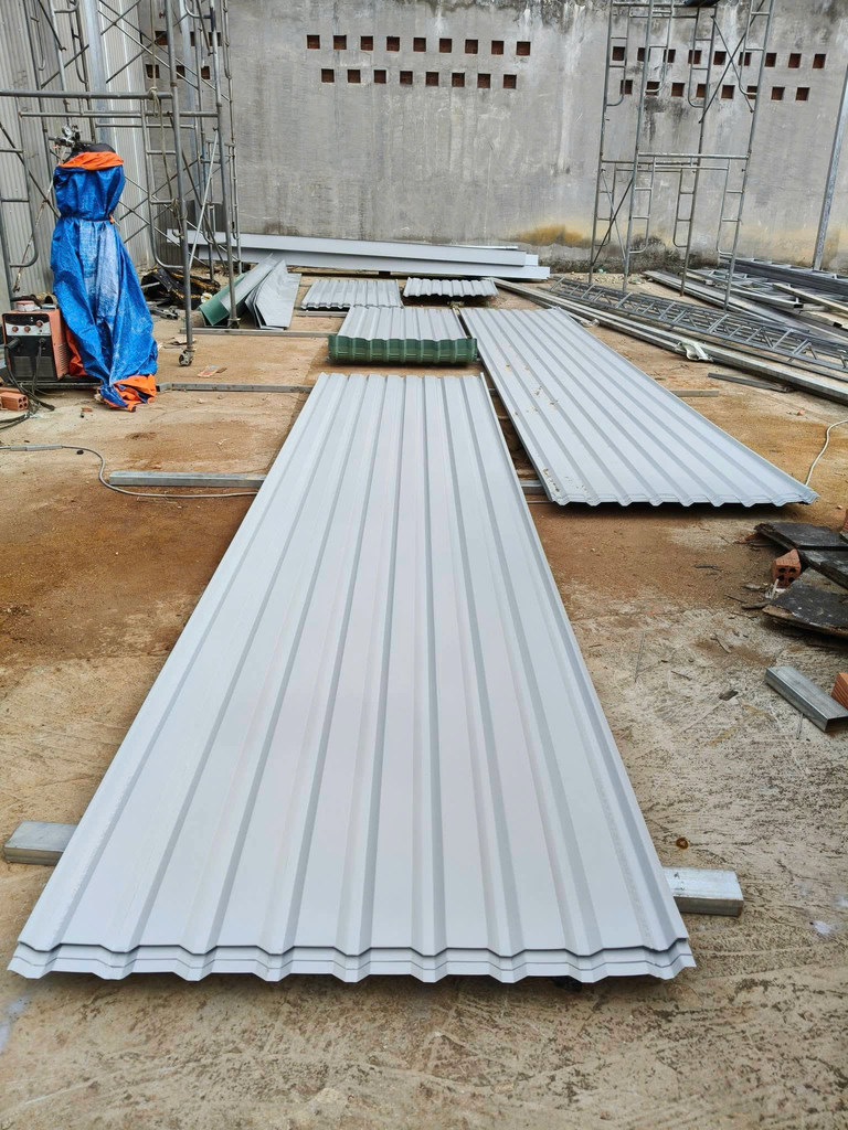 Giá Tôn 8 Dem Mới Nhất 2026 – Bảng Giá Chi Tiết & Đại Lý Phân Phối Uy Tín 3 image 43 768x1024 1